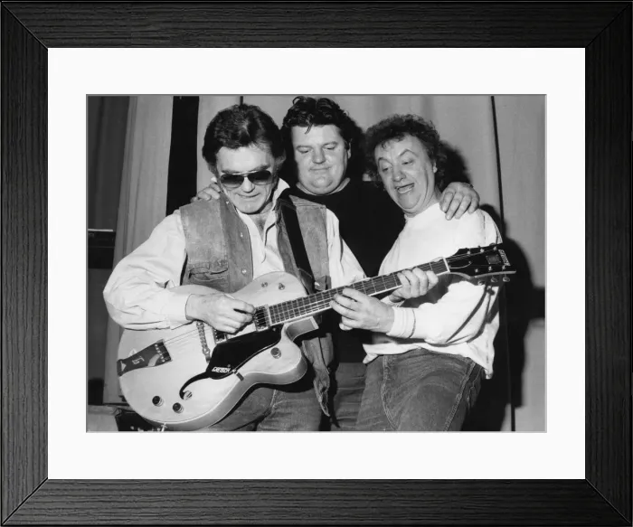 Framed Print : Robbie Coltrane (centre) and Maurice Roeves (left) are pictured taking a few tips
