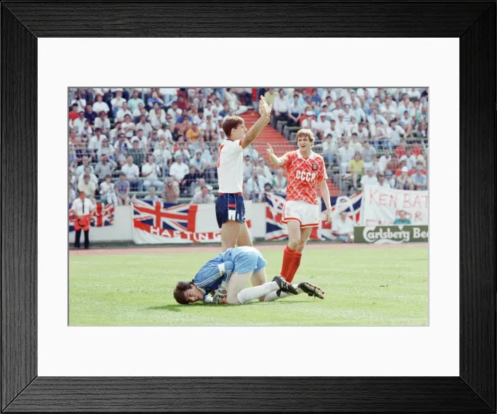 Framed Print : England v Soviet Union 1-3 1988 European Championships, Hanover Germany Group Match B Framed Print : England v Soviet Union 1-3 1988 European Championships, Hanover Germany Group Match B