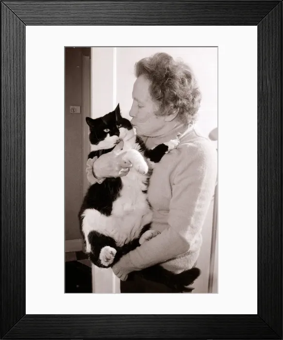Framed Print : Gretchen Franklin - who played Ethel in the soap Eastenders with her pet Cat