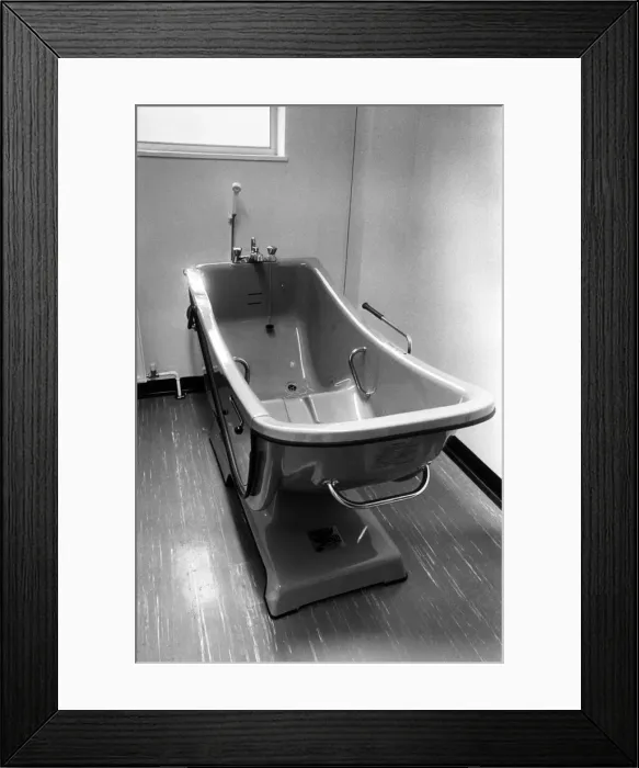 Framed Print : Queen Elizabeth Hospital, Sheriff Hill, Gateshead, England. 19th February 1986
