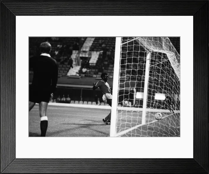 Framed Print : Coventry City v Zimbabwe, Pre Season Friendly at Highfield Road, Friday 19th August 1983 Framed Print : Coventry City v Zimbabwe, Pre Season Friendly at Highfield Road, Friday 19th August 1983