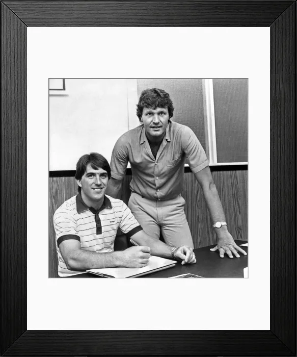 Framed Print : Bob Latchford signing for Swansea City after passing a medical check at the Vetch Field Framed Print : Bob Latchford signing for Swansea City after passing a medical check at the Vetch Field