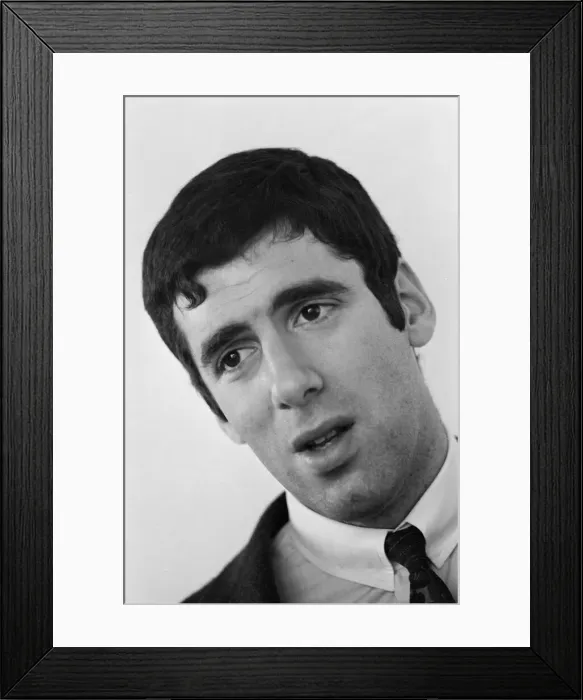 Framed Print : Elliott Gould, Actor, Photo-call, London, 20th March 1966 Framed Print : Elliott Gould, Actor, Photo-call, London, 20th March 1966