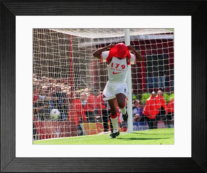 Framed Print : Ian Wright celebrates Arsenal goal record at Highbury against Bolton with goal 180