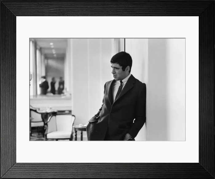 Framed Print : Elliott Gould, Actor, Photo-call, London, 20th March 1966 Framed Print : Elliott Gould, Actor, Photo-call, London, 20th March 1966