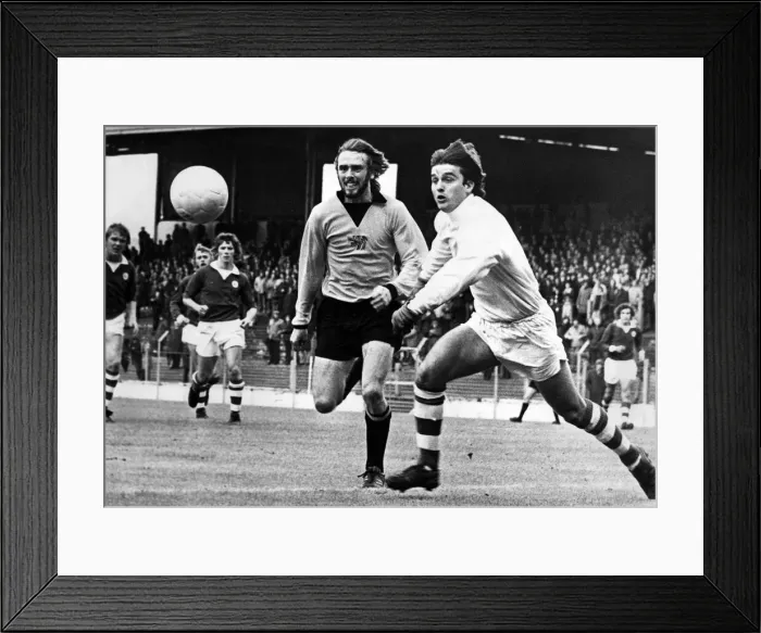 Framed Print : Cardiffs keeper Ron Healey races to gather the ball as Hull Framed Print : Cardiffs keeper Ron Healey races to gather the ball as Hull