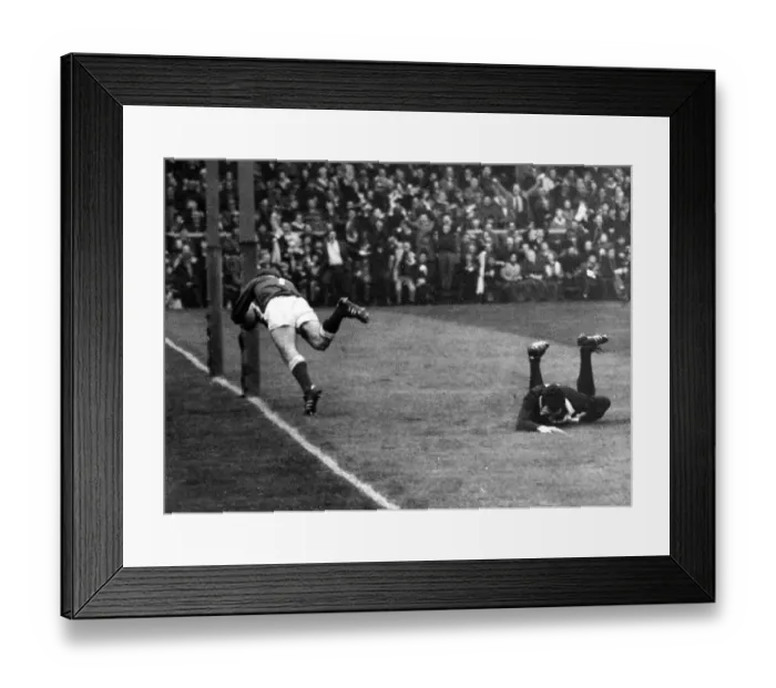 Framed Print : Scotland 18 v 19 Wales, Rugby Union Five Nations Championship match held at Murrayfield
