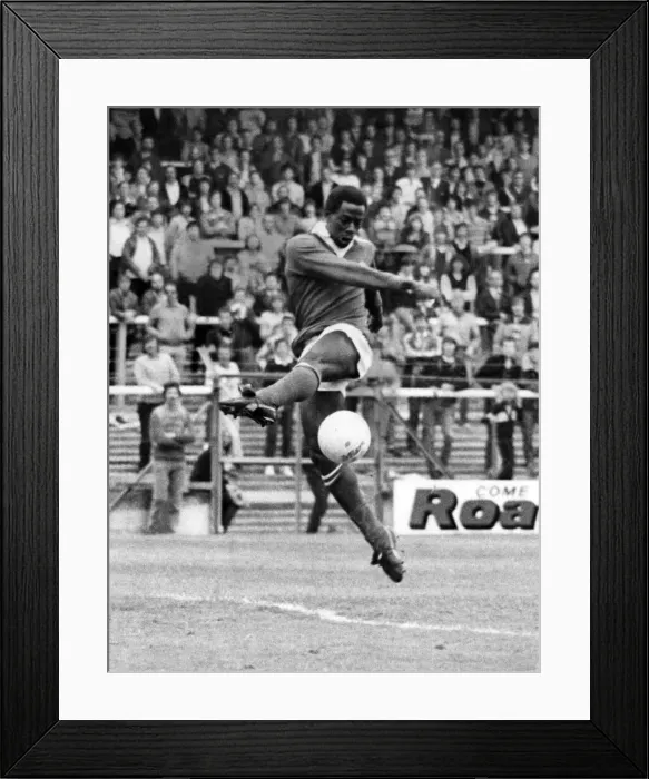 Framed Print : Cardiff Citys new signing, Godfrey Ingram, in action against Sheffield United