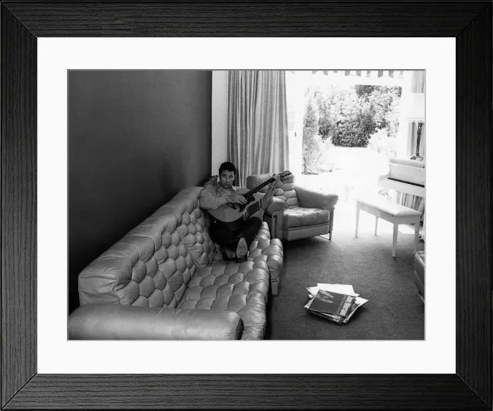 Framed Print : Tom Jones, at his new £25000 pound home in Swingfield Grove, Sunbury, Middlesex