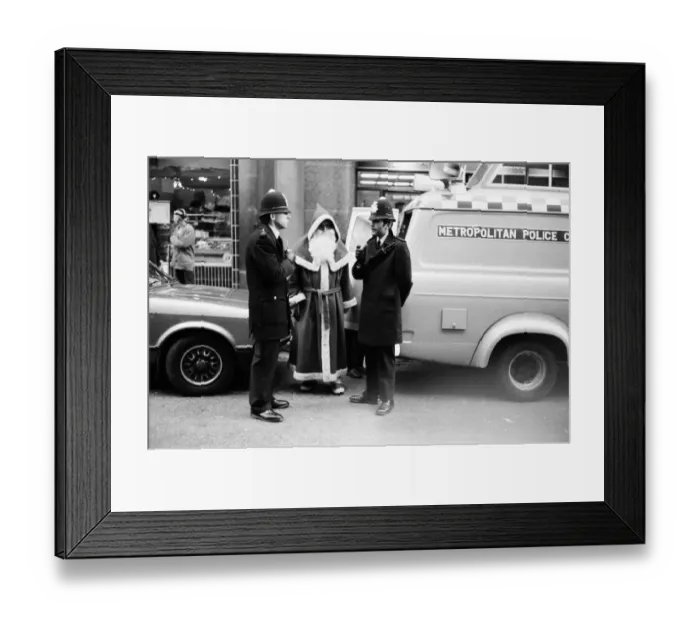Framed Print : Policemen speak to Santa Claus outside the Harrods Store in London Framed Print : Policemen speak to Santa Claus outside the Harrods Store in London