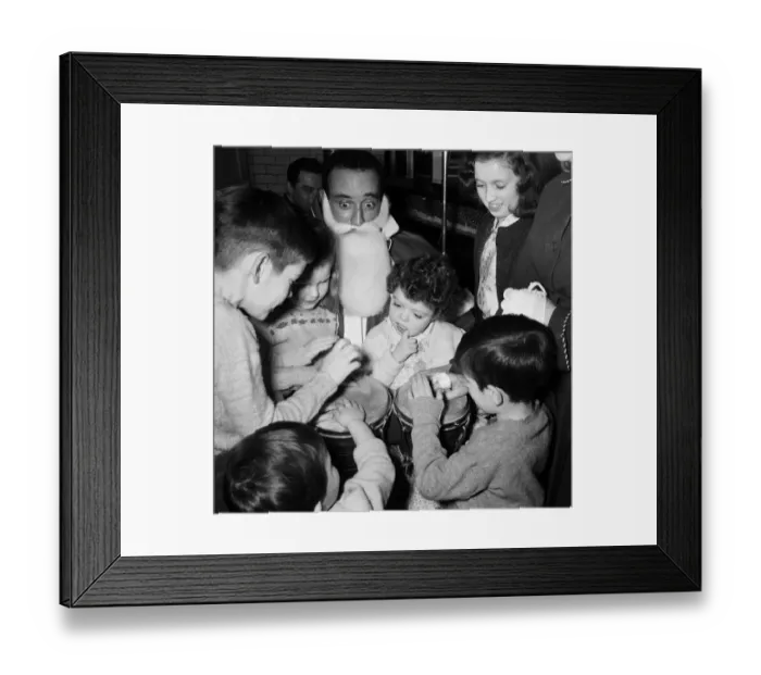 Framed Print : English musician Ray Ellington dressed as Santa Claus at the Paddington Green Hospital Framed Print : English musician Ray Ellington dressed as Santa Claus at the Paddington Green Hospital