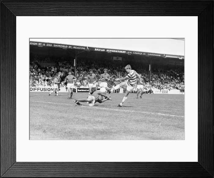 Framed Print : Reading 2-3 Manchester United, Watney Cup match at Elm Park, Saturday 1st August 1970 Framed Print : Reading 2-3 Manchester United, Watney Cup match at Elm Park, Saturday 1st August 1970