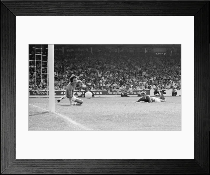 Framed Print : Reading 2-3 Manchester United, Watney Cup match at Elm Park, Saturday 1st August 1970 Framed Print : Reading 2-3 Manchester United, Watney Cup match at Elm Park, Saturday 1st August 1970