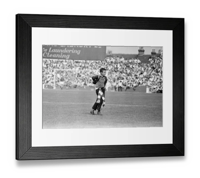 Framed Print : Reading 2-3 Manchester United, Watney Cup match at Elm Park, Saturday 1st August 1970 Framed Print : Reading 2-3 Manchester United, Watney Cup match at Elm Park, Saturday 1st August 1970