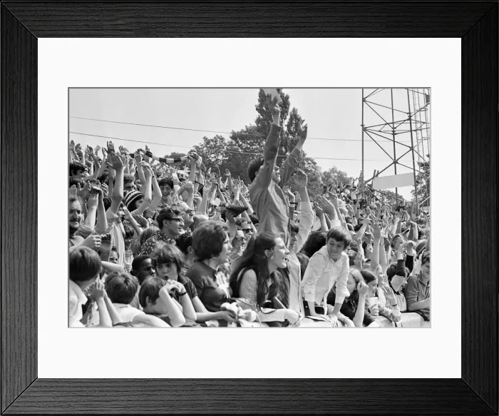 Framed Print : Reading 2-3 Manchester United, Watney Cup match at Elm Park, Saturday 1st August 1970 Framed Print : Reading 2-3 Manchester United, Watney Cup match at Elm Park, Saturday 1st August 1970