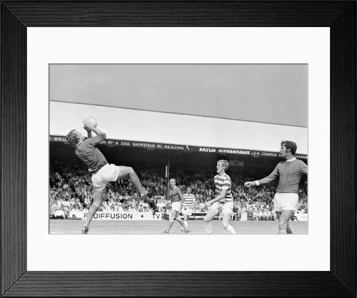 Framed Print : Reading 2-3 Manchester United, Watney Cup match at Elm Park, Saturday 1st August 1970