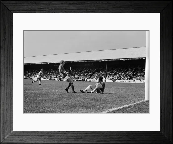 Framed Print : Reading 2-3 Manchester United, Watney Cup match at Elm Park, Saturday 1st August 1970 Framed Print : Reading 2-3 Manchester United, Watney Cup match at Elm Park, Saturday 1st August 1970