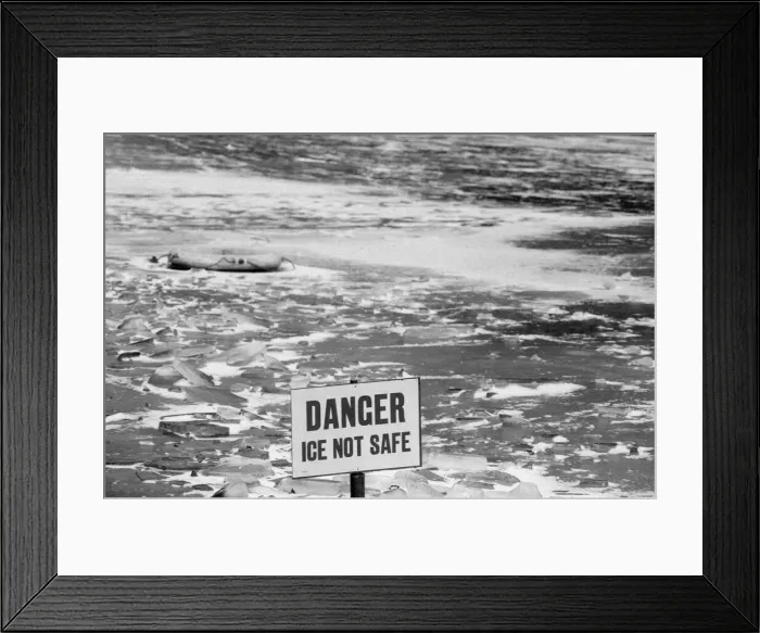 Framed Print : Frozen Lake, Cannon Hill Park, Birmingham, England, 17th February 1986 Framed Print : Frozen Lake, Cannon Hill Park, Birmingham, England, 17th February 1986