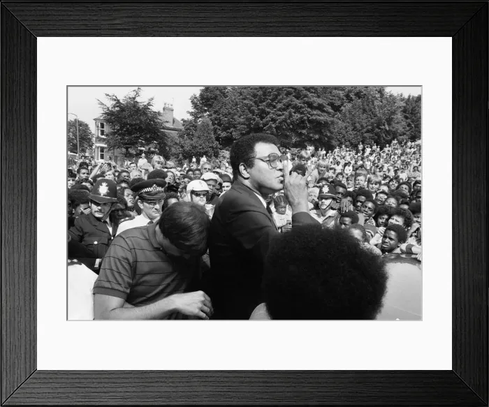 Framed Print : Muhammad Ali addresses crowd of supporters in Dudley, Birmingham. 11th August 1983 Framed Print : Muhammad Ali addresses crowd of supporters in Dudley, Birmingham. 11th August 1983