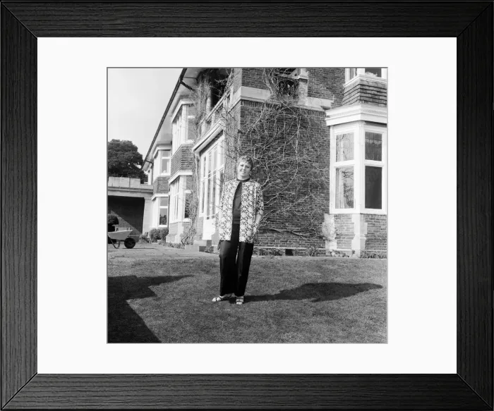 Framed Print : Linda Jones, wife of singer Tom Jones, pictured at their £65