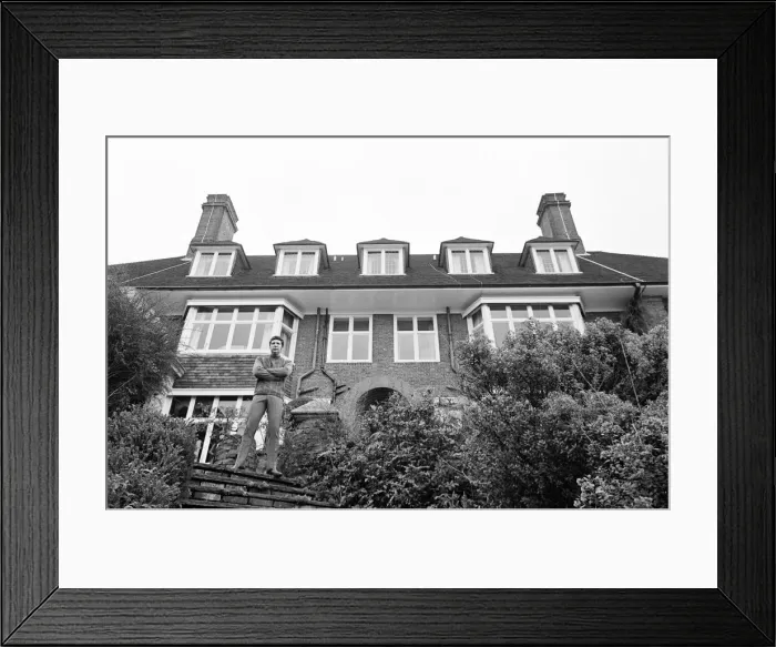 Framed Print : Tom Jones, at his new £65, 000 pound home in Weybridge, Surrey, 29th December 1968 Framed Print : Tom Jones, at his new £65, 000 pound home in Weybridge, Surrey, 29th December 1968
