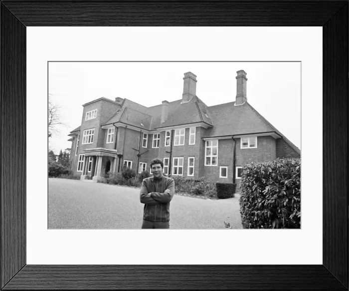 Framed Print : Tom Jones, at his new £65, 000 pound home in Weybridge, Surrey, 29th December 1968 Framed Print : Tom Jones, at his new £65, 000 pound home in Weybridge, Surrey, 29th December 1968