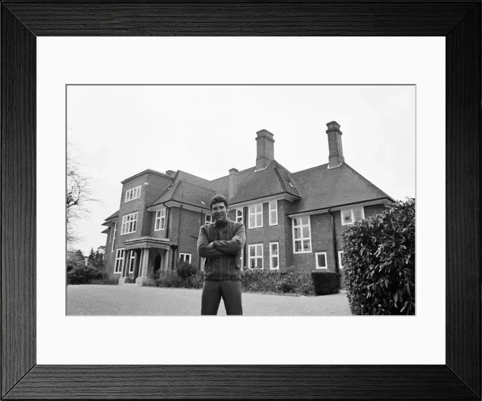 Framed Print : Tom Jones, at his new £65, 000 pound home in Weybridge, Surrey, 29th December 1968 Framed Print : Tom Jones, at his new £65, 000 pound home in Weybridge, Surrey, 29th December 1968