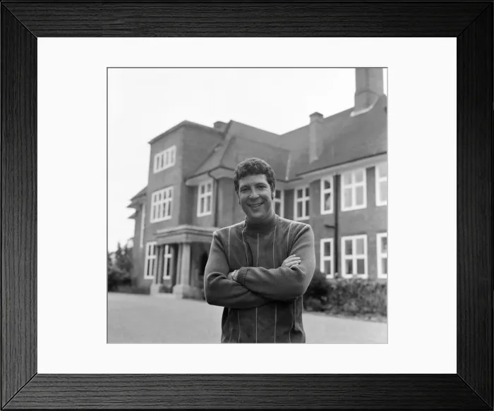 Framed Print : Tom Jones, at his new £65, 000 pound home in Weybridge, Surrey, 29th December 1968 Framed Print : Tom Jones, at his new £65, 000 pound home in Weybridge, Surrey, 29th December 1968