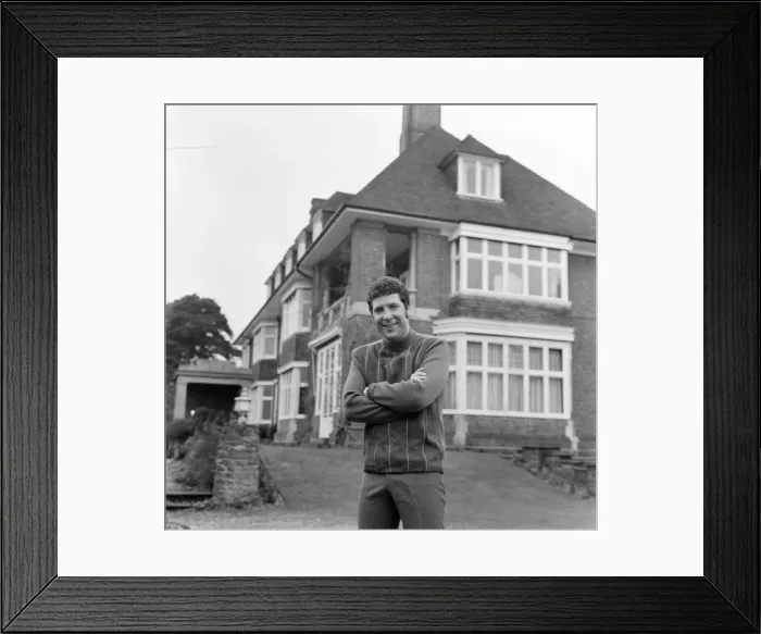 Framed Print : Tom Jones, at his new £65, 000 pound home in Weybridge, Surrey, 29th December 1968 Framed Print : Tom Jones, at his new £65, 000 pound home in Weybridge, Surrey, 29th December 1968