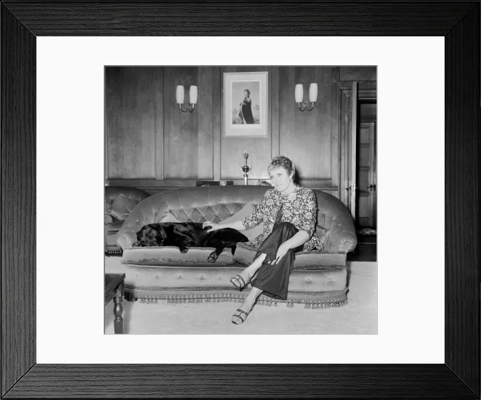 Framed Print : Linda Jones, wife of singer Tom Jones, pictured at their £65 Framed Print : Linda Jones, wife of singer Tom Jones, pictured at their £65