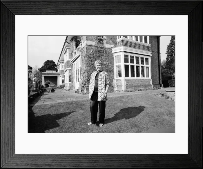 Framed Print : Linda Jones, wife of singer Tom Jones, pictured at there 65, 000 pound home in Weybridge Framed Print : Linda Jones, wife of singer Tom Jones, pictured at there 65, 000 pound home in Weybridge