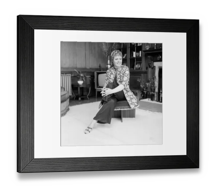 Framed Print : Linda Jones, wife of singer Tom Jones, pictured at their £65
