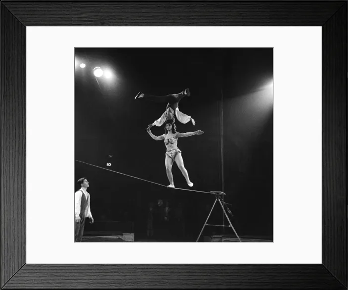 Framed Print : Bertram Mills tightrope act. 18th December 1958 Framed Print : Bertram Mills tightrope act. 18th December 1958