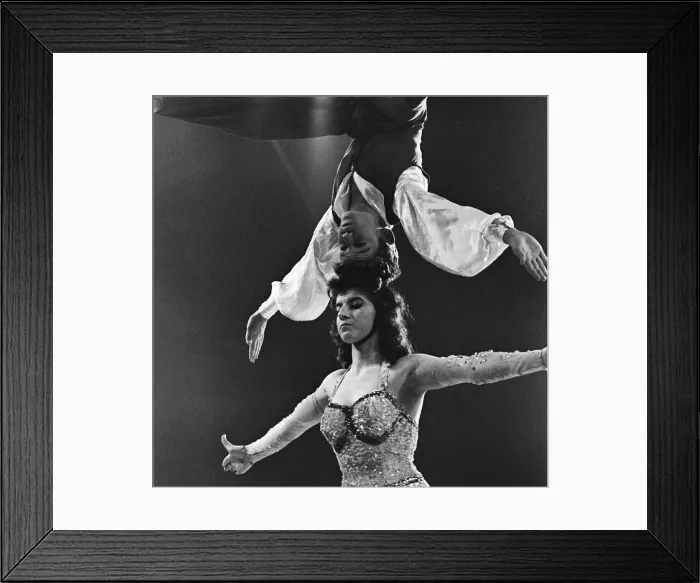 Framed Print : Bertram Mills tightrope act. 18th December 1958 Framed Print : Bertram Mills tightrope act. 18th December 1958