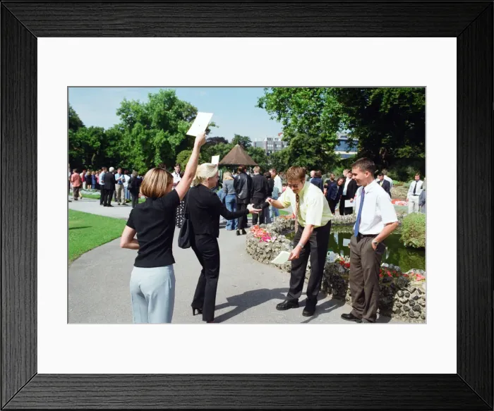 Framed Print : People watching a total solar eclipse at Forbury Gardens, Reading. 11th August 1999 Framed Print : People watching a total solar eclipse at Forbury Gardens, Reading. 11th August 1999