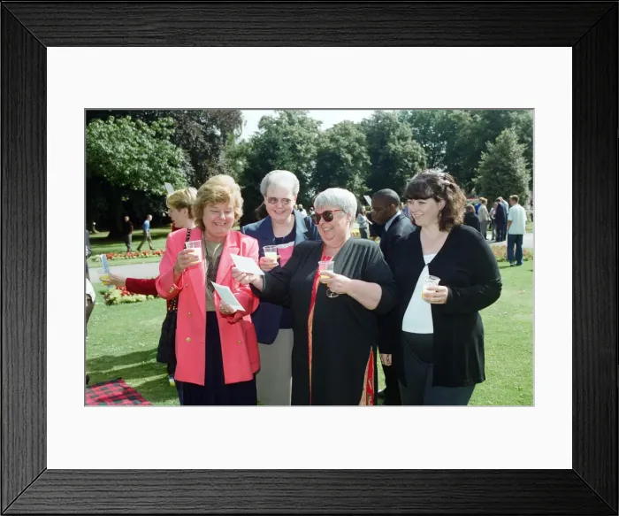 Framed Print : People watching a total solar eclipse at Forbury Gardens, Reading. 11th August 1999 Framed Print : People watching a total solar eclipse at Forbury Gardens, Reading. 11th August 1999