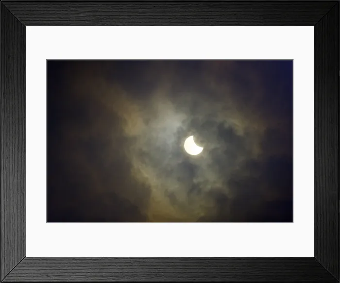 Framed Print : The total solar eclipse seen from the Civic Centre, Reading. 11th August 1999 Framed Print : The total solar eclipse seen from the Civic Centre, Reading. 11th August 1999