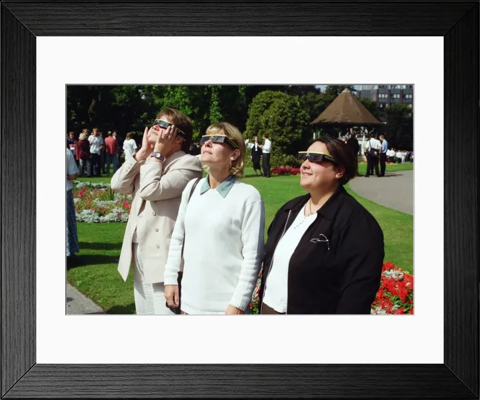 Framed Print : People watching a total solar eclipse at Forbury Gardens, Reading. 11th August 1999