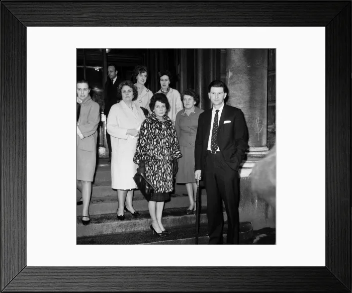 Framed Print : Peter Griffiths Conservative MP for Smethwick, with five housewives from Marshall Street Framed Print : Peter Griffiths Conservative MP for Smethwick, with five housewives from Marshall Street