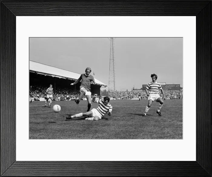 Framed Print : Reading 2-3 Manchester United, Watney Cup match at Elm Park, Saturday 1st August 1970 Framed Print : Reading 2-3 Manchester United, Watney Cup match at Elm Park, Saturday 1st August 1970