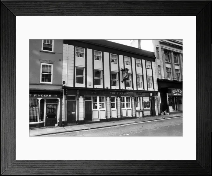 Framed Print : The Star Inn, Public House, Westgate Road, Newcastle, 1st October 1986 Framed Print : The Star Inn, Public House, Westgate Road, Newcastle, 1st October 1986