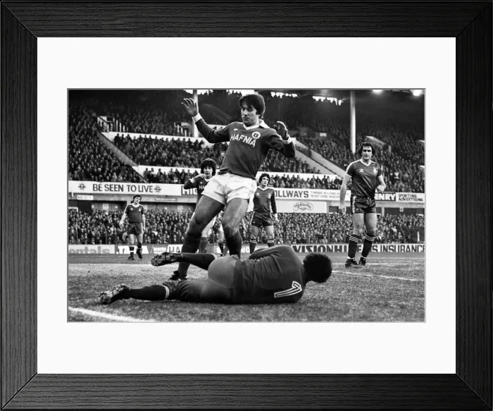 Framed Print : English League Division One match at Goodison Park. Everton 1 v Nottingham Forest 0 Framed Print : English League Division One match at Goodison Park. Everton 1 v Nottingham Forest 0