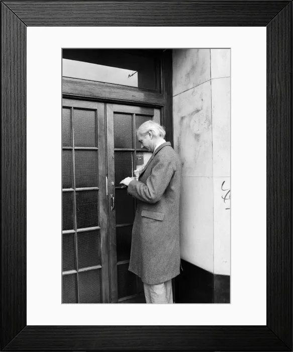 Framed Print : MP Harvey Proctor enters his Fulham High Street home. 13th March 1987 Framed Print : MP Harvey Proctor enters his Fulham High Street home. 13th March 1987