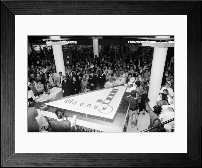 Framed Print : The opening of Broad Street Mall, an indoor shopping mall in central Reading Framed Print : The opening of Broad Street Mall, an indoor shopping mall in central Reading