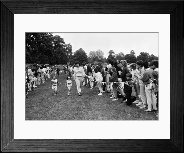 Framed Print : Family fun run in Prospect Park, Reading. 8th June 1986 Framed Print : Family fun run in Prospect Park, Reading. 8th June 1986