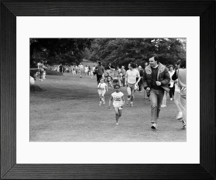 Framed Print : Family fun run in Prospect Park, Reading. 8th June 1986 Framed Print : Family fun run in Prospect Park, Reading. 8th June 1986