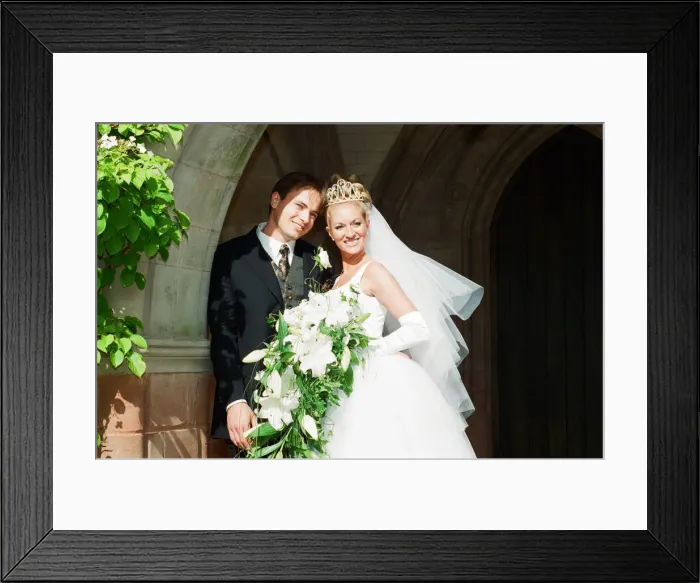 Framed Print : Mark Bosnich weds Sarah Jarret at the Coombe Abbey Hotel, Coventry, Friday 4th June 1999