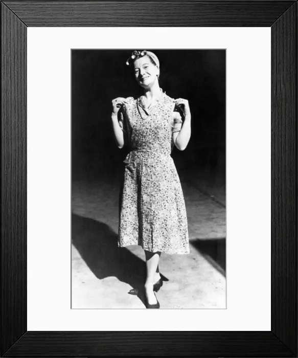 Framed Print : Jean Alexander playing Hilda Ogden in 1974 in Coronation Street. May 1985 P016316 Framed Print : Jean Alexander playing Hilda Ogden in 1974 in Coronation Street. May 1985 P016316