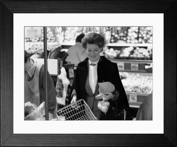 Framed Print : As millions of fans await her final appearance in Coronation Street Framed Print : As millions of fans await her final appearance in Coronation Street