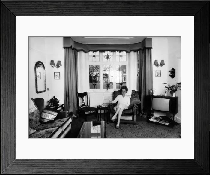 Framed Print : Alexander Jean actress at home. July 1987 P016306 Framed Print : Alexander Jean actress at home. July 1987 P016306